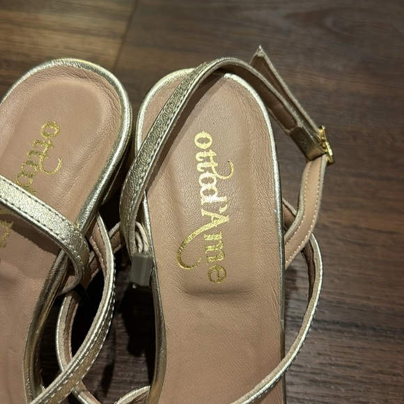 Ottod’Ame NWT Gold Strappy Sandal with Block Heel. - Picture 2 of 9